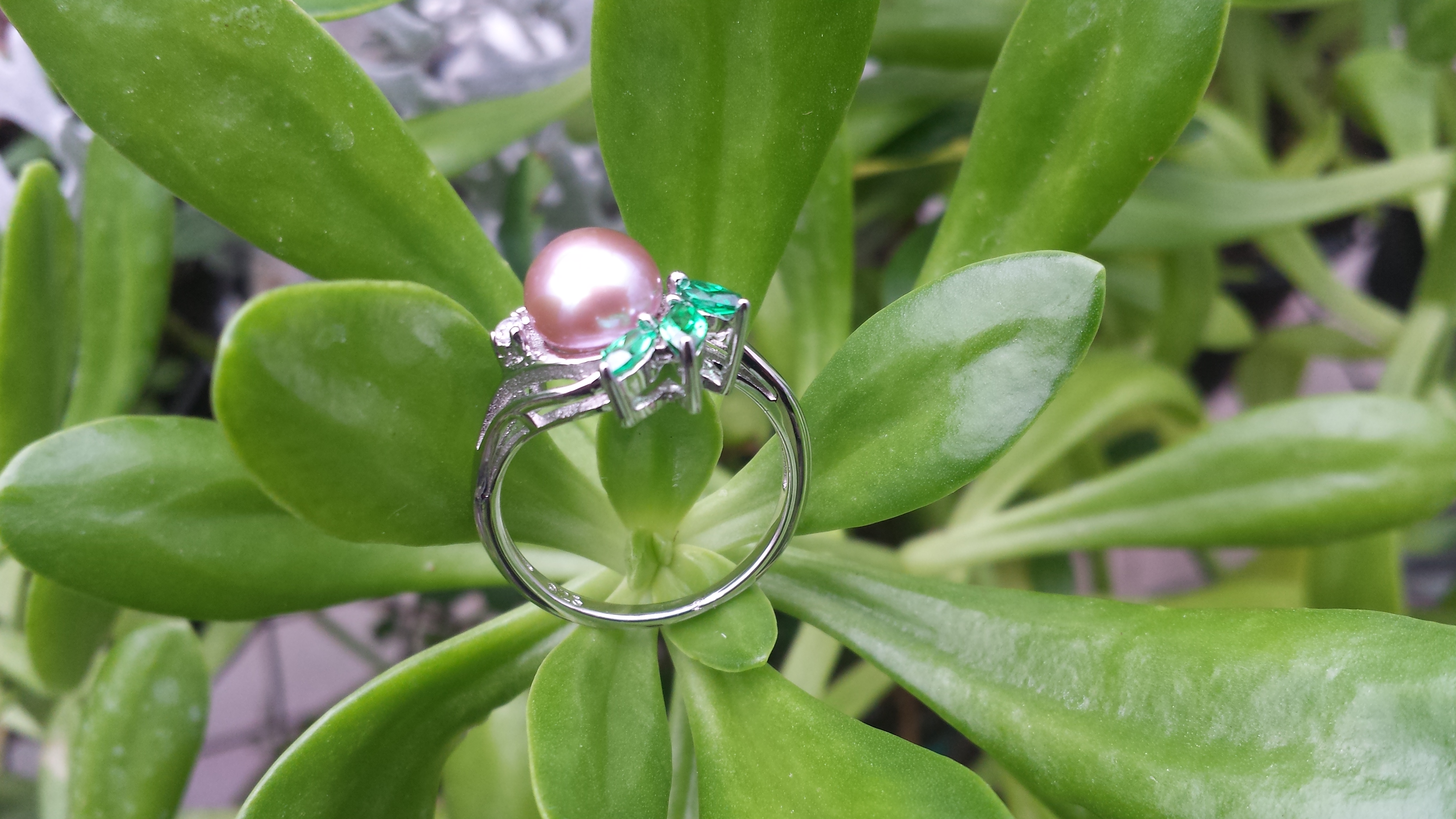 7-8 MM PINK NATURAL FRESHWATER PEARL RING EMBEDDED 3 GREEN CZ